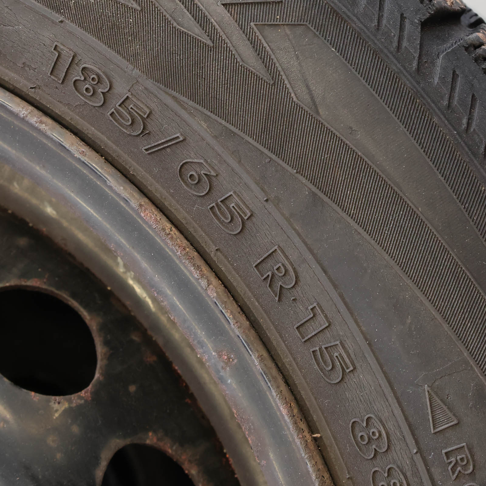 Hakkapeliitta 185/65 R15 vanteilla - Image 3