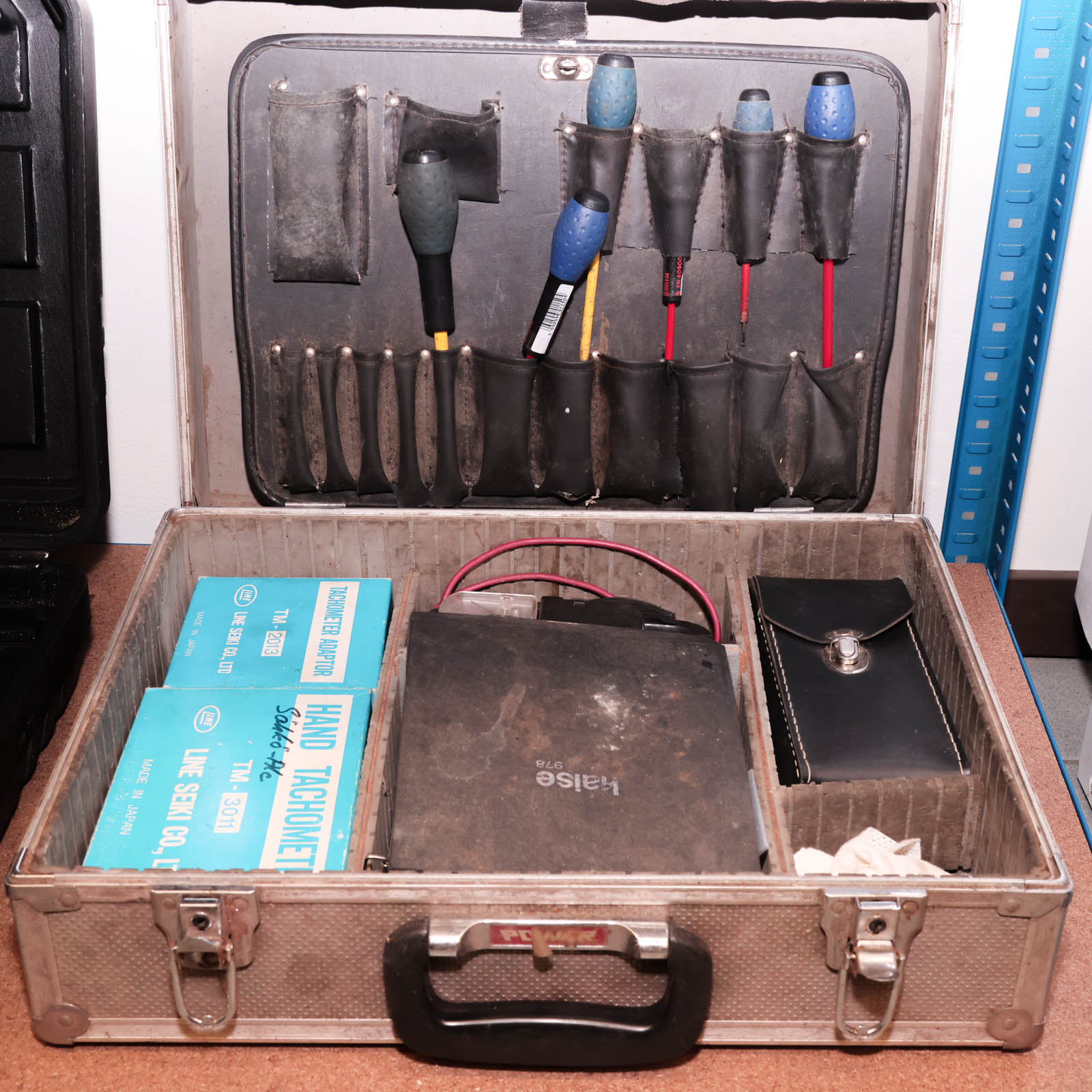 Huoltolaukku työkaluilla